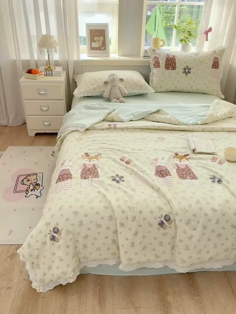 91家纺网 家纺一手货源 找家纺 憨豆家纺 2026春夏新款古法仿棉夏被四件套镂空花边大板印花夏凉被空调被（含抗菌纤维） 情同手足