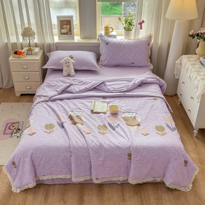 91家纺网 家纺一手货源 找家纺 憨豆家纺 2026春夏新款古法仿棉夏被四件套镂空花边大板印花夏凉被空调被（含抗菌纤维） 小熊烂漫