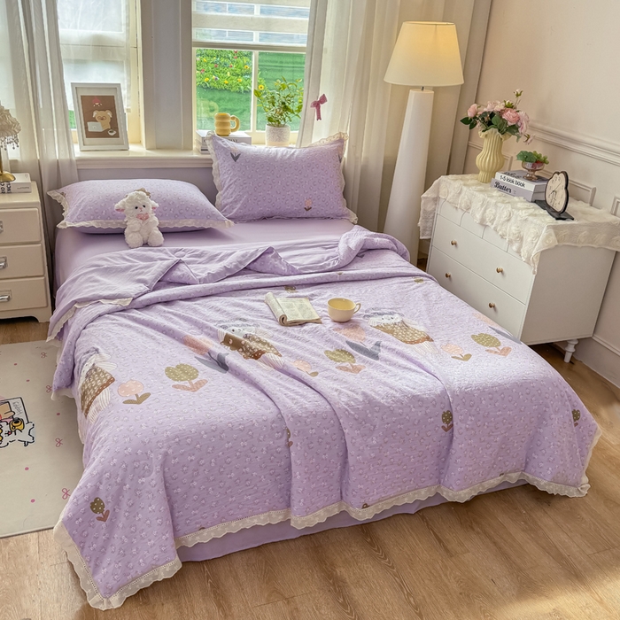 91家纺网 家纺一手货源 找家纺 憨豆家纺 2026春夏新款古法仿棉夏被四件套镂空花边大板印花夏凉被空调被（含抗菌纤维） 小熊烂漫