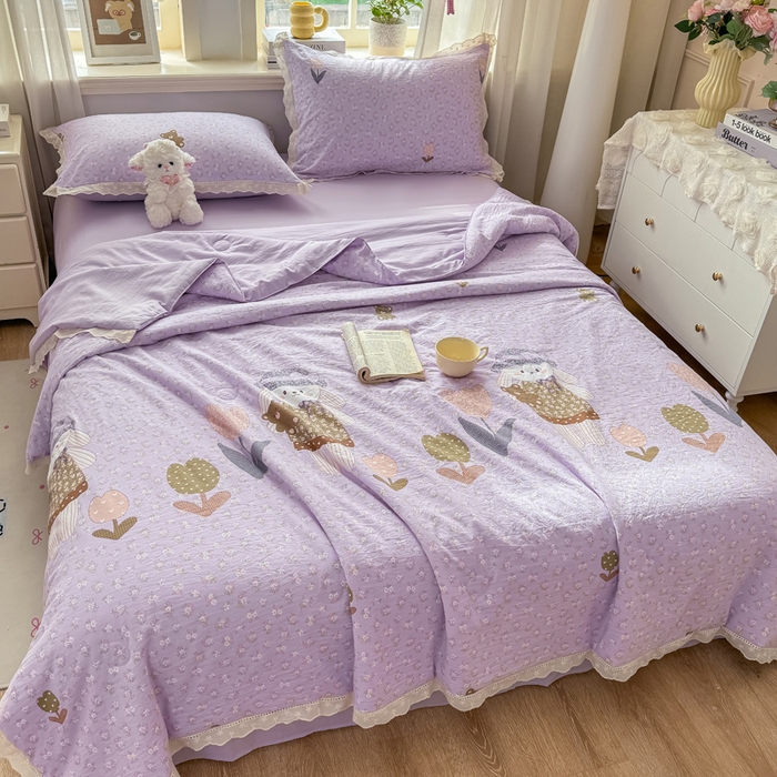 91家纺网 家纺一手货源 找家纺 憨豆家纺 2026春夏新款古法仿棉夏被四件套镂空花边大板印花夏凉被空调被（含抗菌纤维） 小熊烂漫