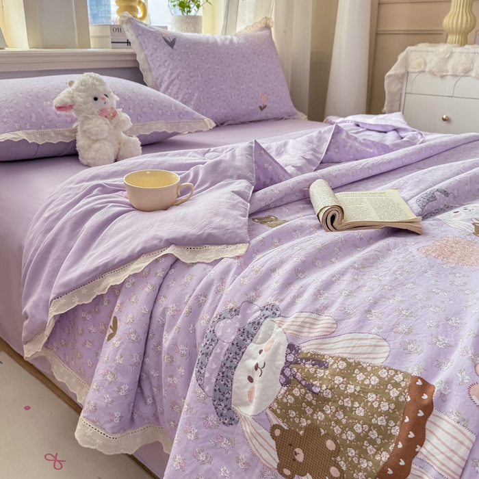 91家纺网 家纺一手货源 找家纺 憨豆家纺 2026春夏新款古法仿棉夏被四件套镂空花边大板印花夏凉被空调被（含抗菌纤维） 小熊烂漫