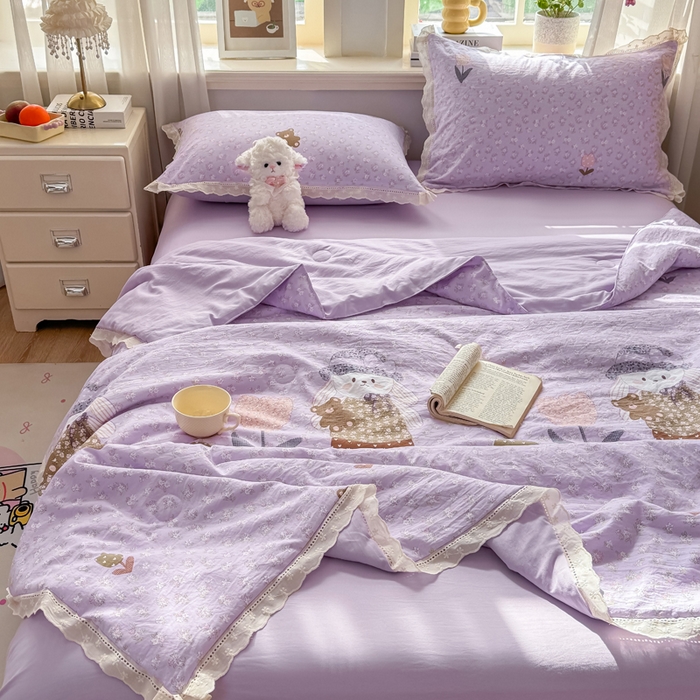 91家纺网 家纺一手货源 找家纺 憨豆家纺 2026春夏新款古法仿棉夏被四件套镂空花边大板印花夏凉被空调被（含抗菌纤维） 小熊烂漫