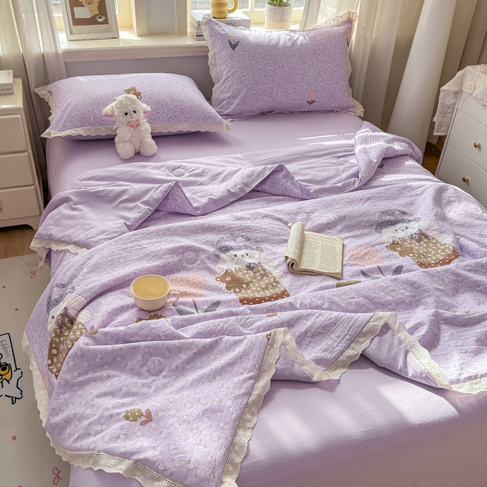 91家纺网 家纺一手货源 找家纺 憨豆家纺 2026春夏新款古法仿棉夏被四件套镂空花边大板印花夏凉被空调被（含抗菌纤维） 小熊烂漫