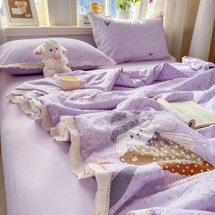 91家纺网 家纺一手货源 找家纺 憨豆家纺 2026春夏新款古法仿棉夏被四件套镂空花边大板印花夏凉被空调被（含抗菌纤维） 小熊烂漫