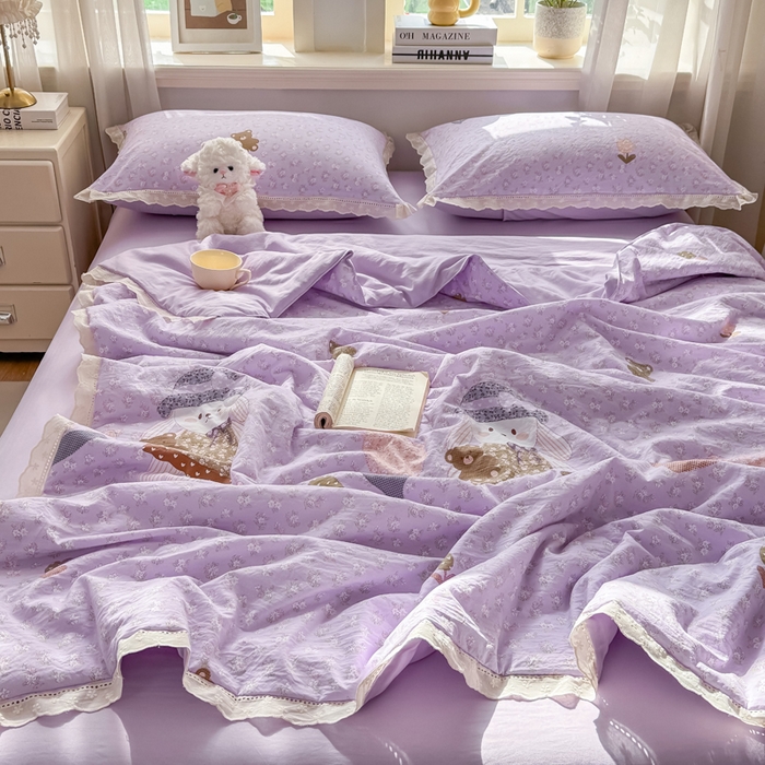 91家纺网 家纺一手货源 找家纺 憨豆家纺 2026春夏新款古法仿棉夏被四件套镂空花边大板印花夏凉被空调被（含抗菌纤维） 小熊烂漫