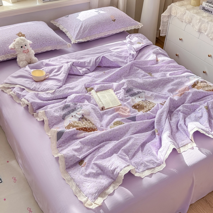 91家纺网 家纺一手货源 找家纺 憨豆家纺 2026春夏新款古法仿棉夏被四件套镂空花边大板印花夏凉被空调被（含抗菌纤维） 小熊烂漫