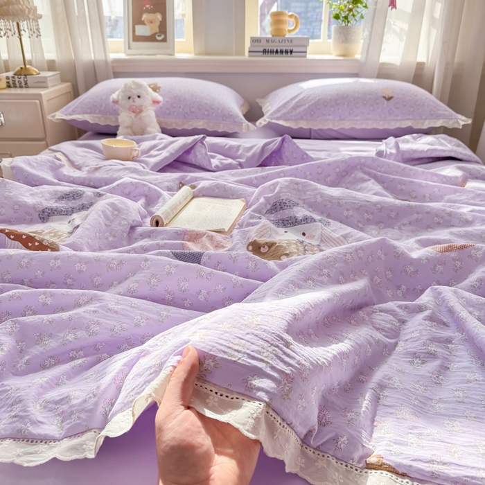 91家纺网 家纺一手货源 找家纺 憨豆家纺 2026春夏新款古法仿棉夏被四件套镂空花边大板印花夏凉被空调被（含抗菌纤维） 小熊烂漫