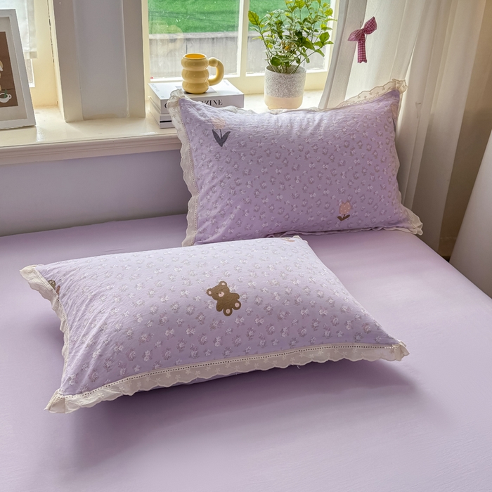 91家纺网 家纺一手货源 找家纺 憨豆家纺 2026春夏新款古法仿棉夏被四件套镂空花边大板印花夏凉被空调被（含抗菌纤维） 小熊烂漫