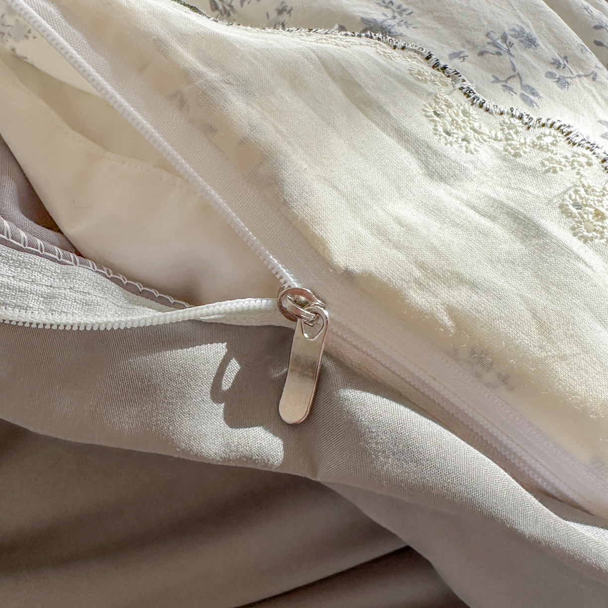 91家纺网 家纺一手货源 找家纺 晚爱家纺（原晚安家居） 2026春夏新款古法水洗棉复古法式花边四件套少女公主风 雾蓝花野