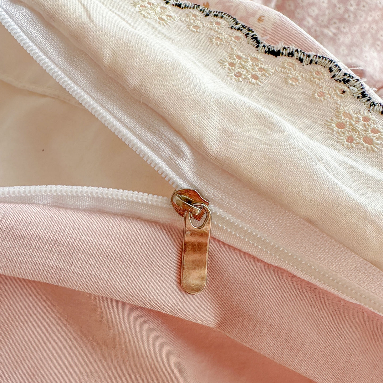 91家纺网 家纺一手货源 找家纺 晚爱家纺（原晚安家居） 2026春夏新款古法水洗棉复古法式花边四件套少女公主风 粉色蝴蝶结