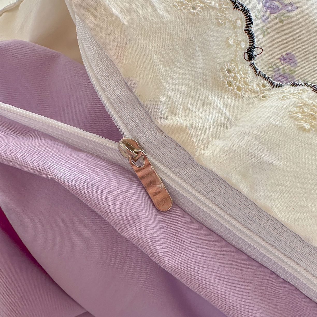 91家纺网 家纺一手货源 找家纺 晚爱家纺（原晚安家居） 2026春夏新款古法水洗棉复古法式花边四件套少女公主风 紫雾小兔