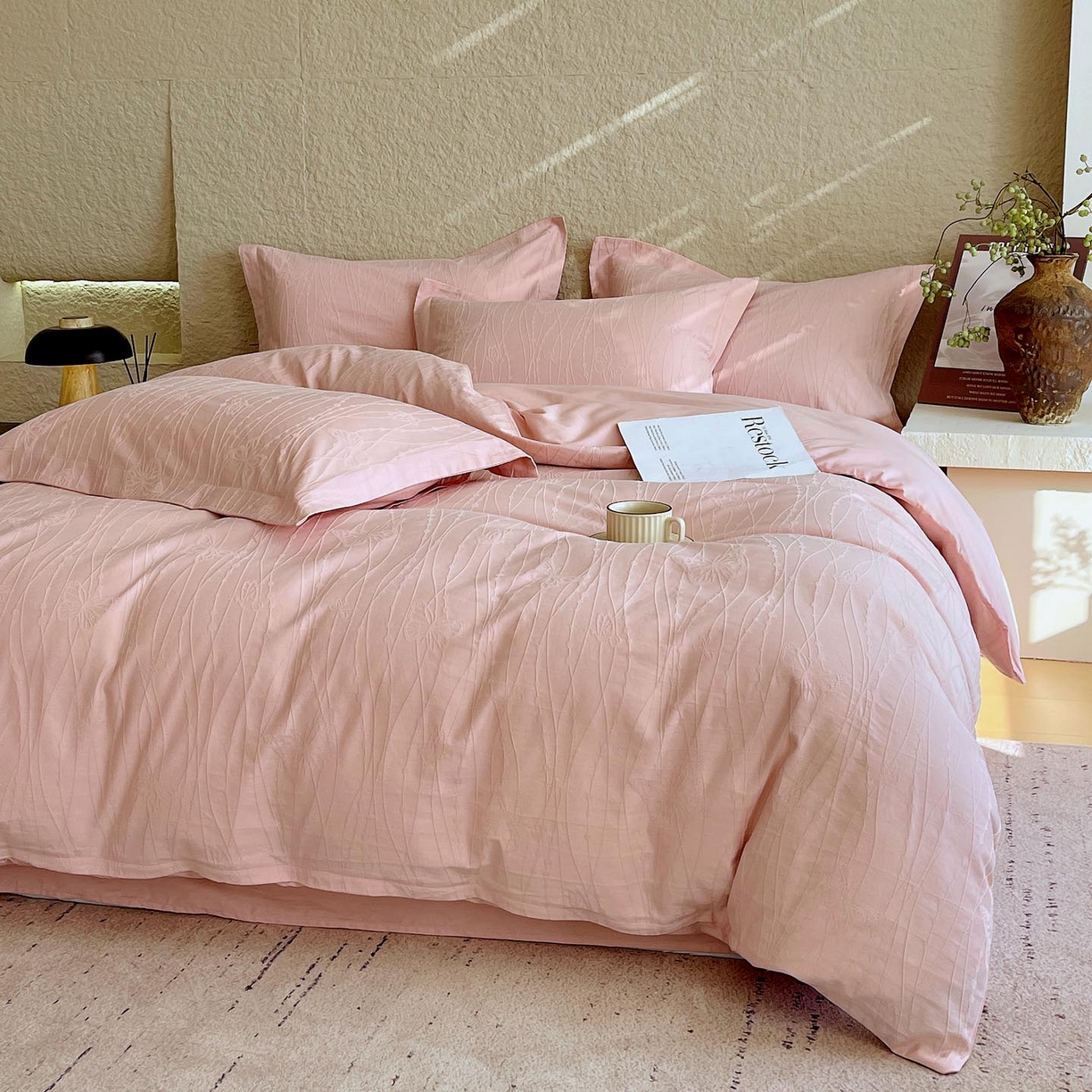 91家纺网 家纺一手货源 找家纺 麦田家纺 2026新款A类全棉亮面浮雕提花四件套 蝶梦-唯美粉