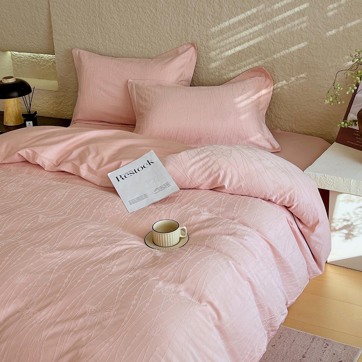 91家纺网 家纺一手货源 找家纺 麦田家纺 2026新款A类全棉亮面浮雕提花四件套 蝶梦-唯美粉