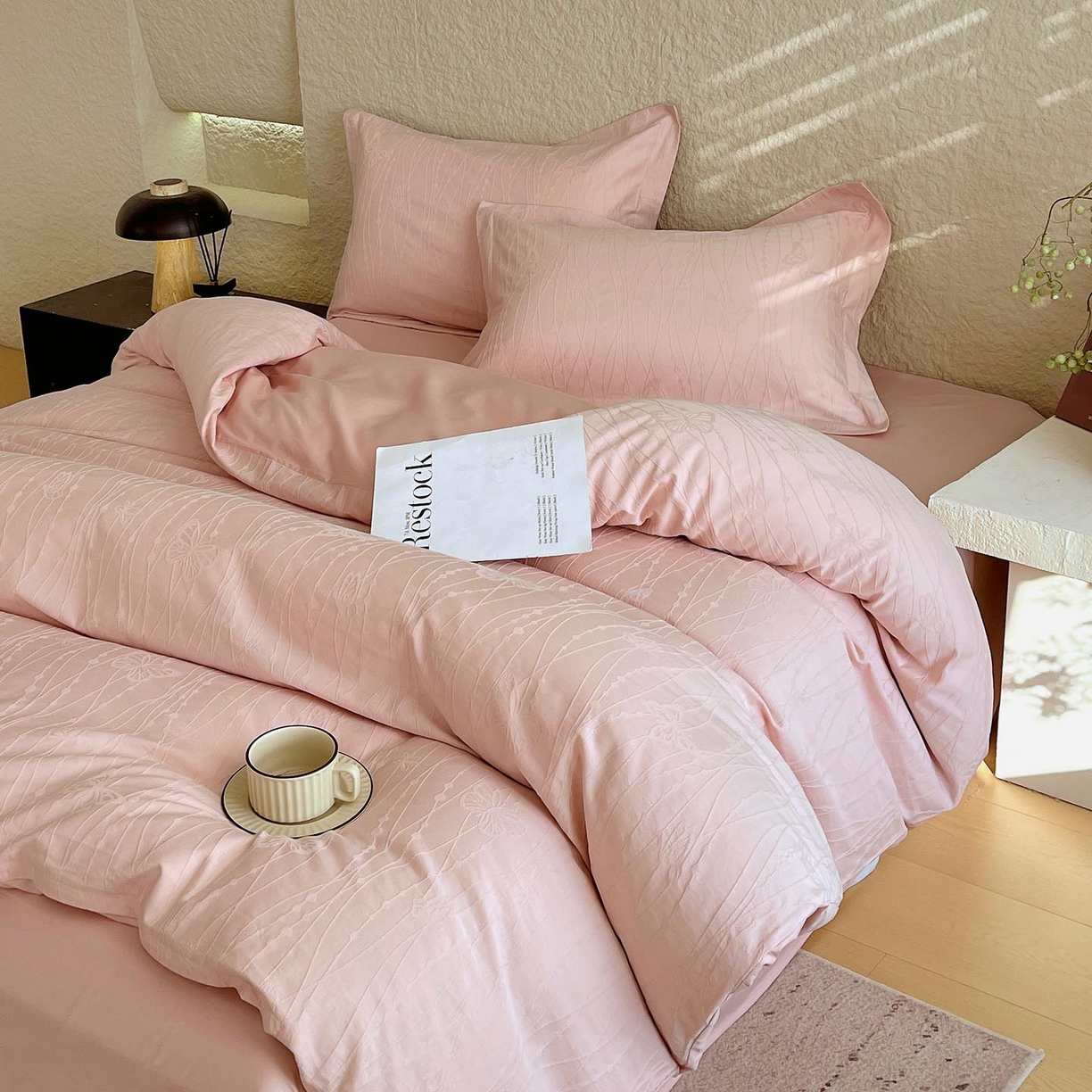 91家纺网 家纺一手货源 找家纺 麦田家纺 2026新款A类全棉亮面浮雕提花四件套 蝶梦-唯美粉