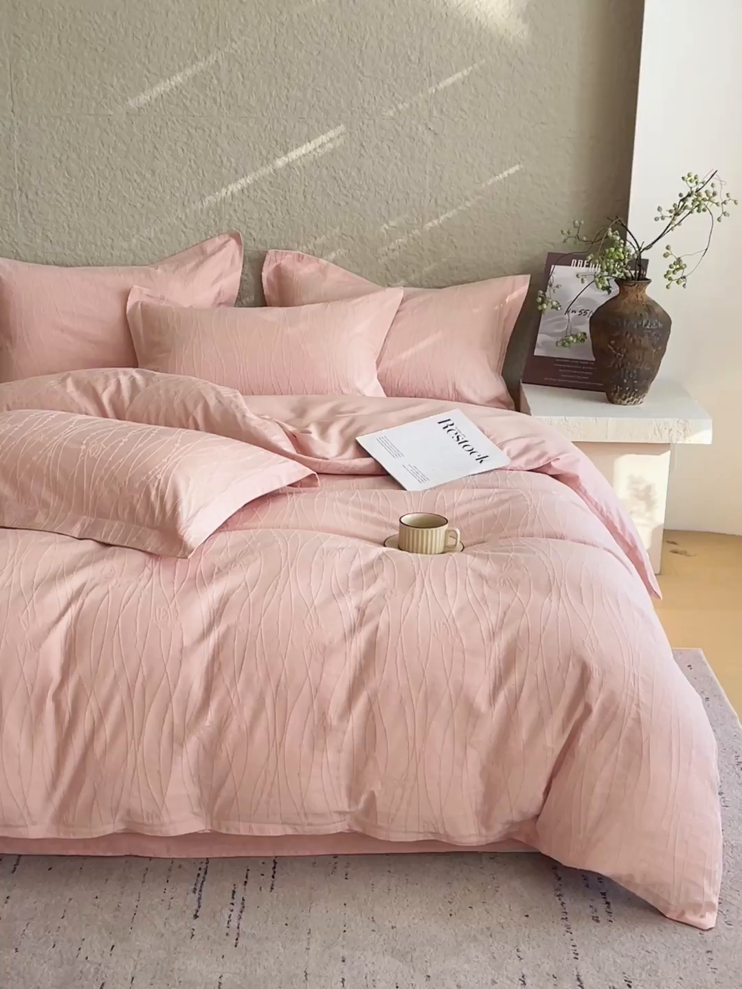 91家纺网 家纺一手货源 找家纺 麦田家纺 2026新款A类全棉亮面浮雕提花四件套 蝶梦-唯美粉