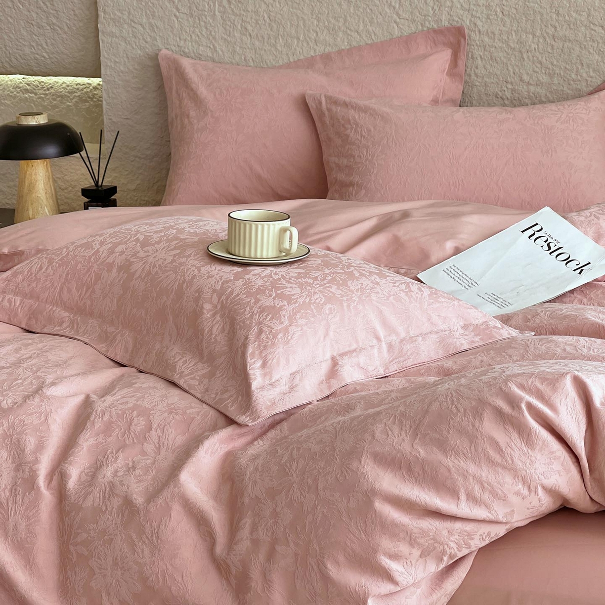 91家纺网 家纺一手货源 找家纺 麦田家纺 2026新款A类全棉亮面浮雕提花四件套 梵花绘-浓粉