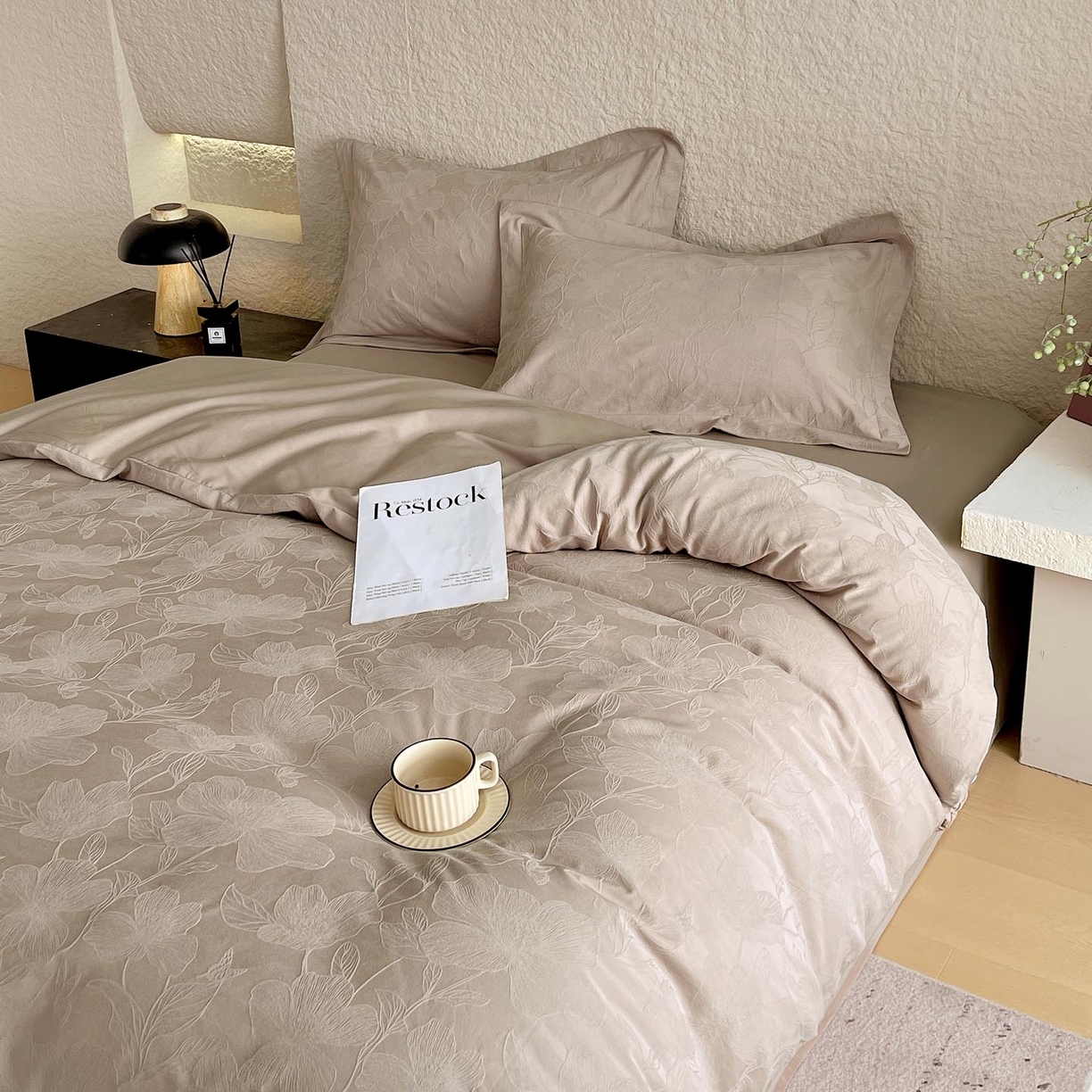 91家纺网 家纺一手货源 找家纺 麦田家纺 2026新款A类全棉亮面浮雕提花四件套 花柔玉净-金属灰