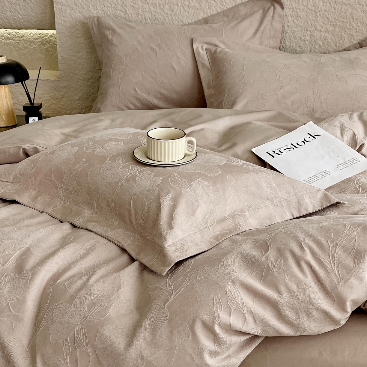 91家纺网 家纺一手货源 找家纺 麦田家纺 2026新款A类全棉亮面浮雕提花四件套 花柔玉净-金属灰