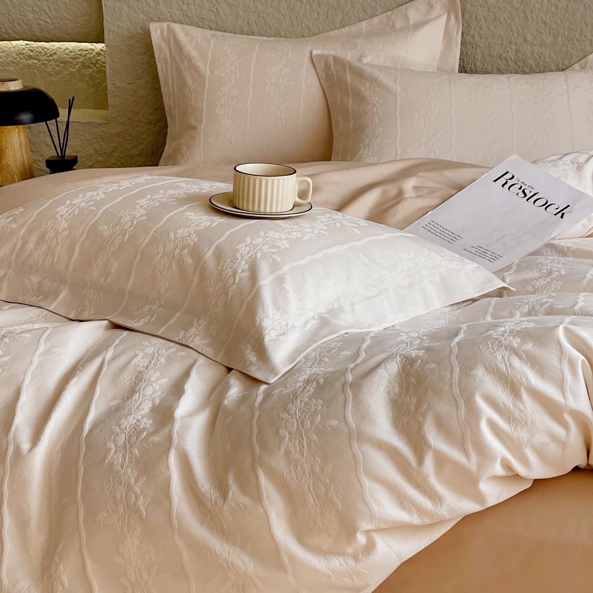 91家纺网 家纺一手货源 找家纺 麦田家纺 2026新款A类全棉亮面浮雕提花四件套 浪漫情缘-米杏