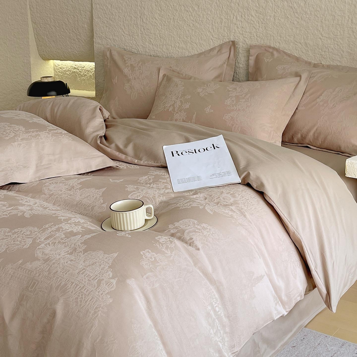 91家纺网 家纺一手货源 找家纺 麦田家纺 2026新款A类全棉亮面浮雕提花四件套 欧陆庭园-金属灰