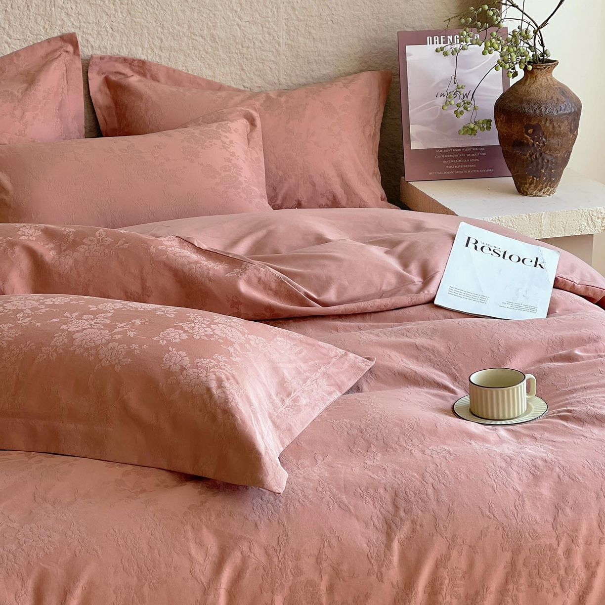 91家纺网 家纺一手货源 找家纺 麦田家纺 2026新款A类全棉亮面浮雕提花四件套 山野慕色-深豆沙