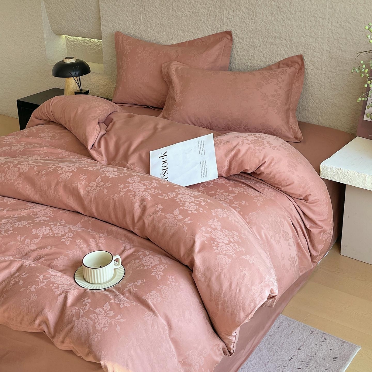 91家纺网 家纺一手货源 找家纺 麦田家纺 2026新款A类全棉亮面浮雕提花四件套 山野慕色-深豆沙