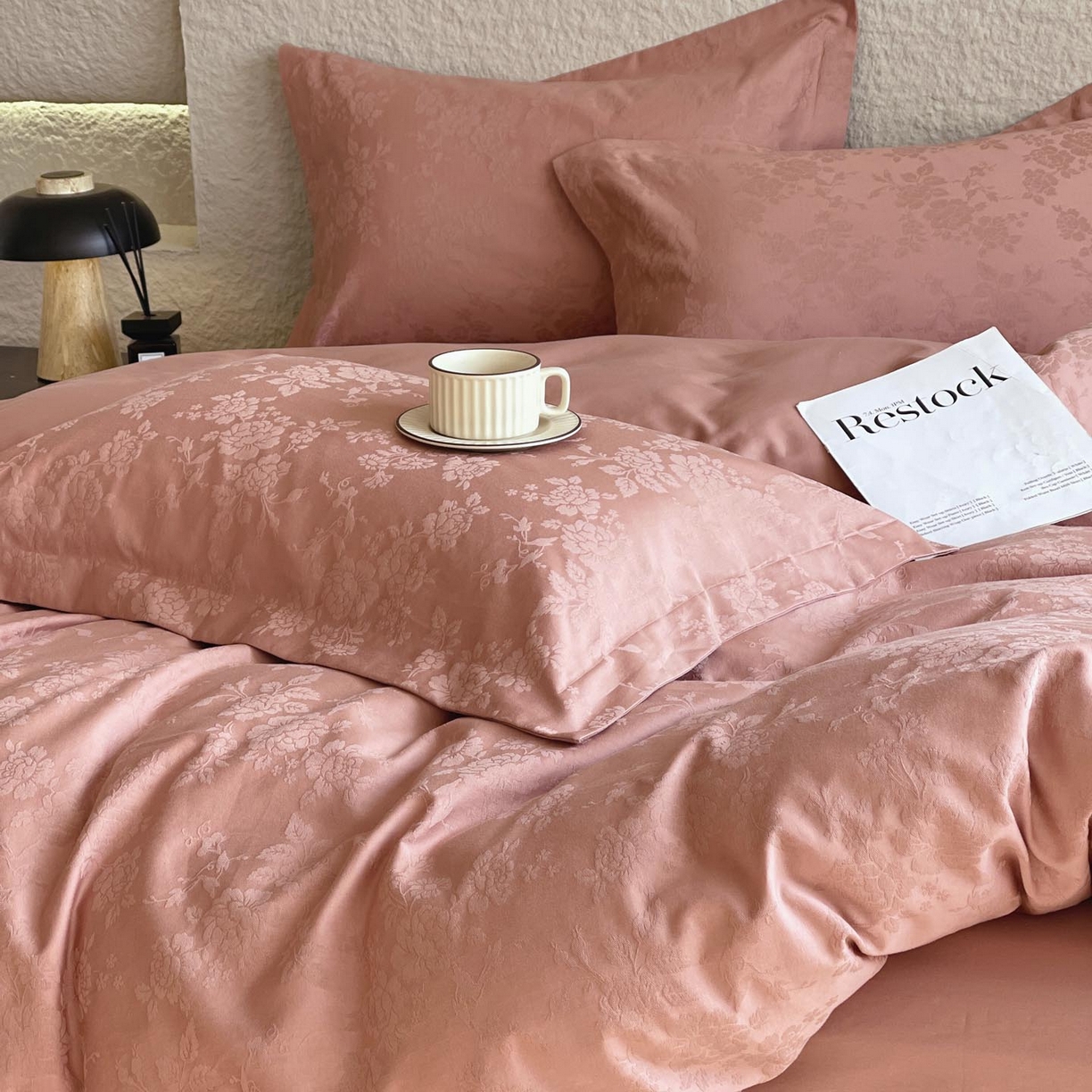 91家纺网 家纺一手货源 找家纺 麦田家纺 2026新款A类全棉亮面浮雕提花四件套 山野慕色-深豆沙