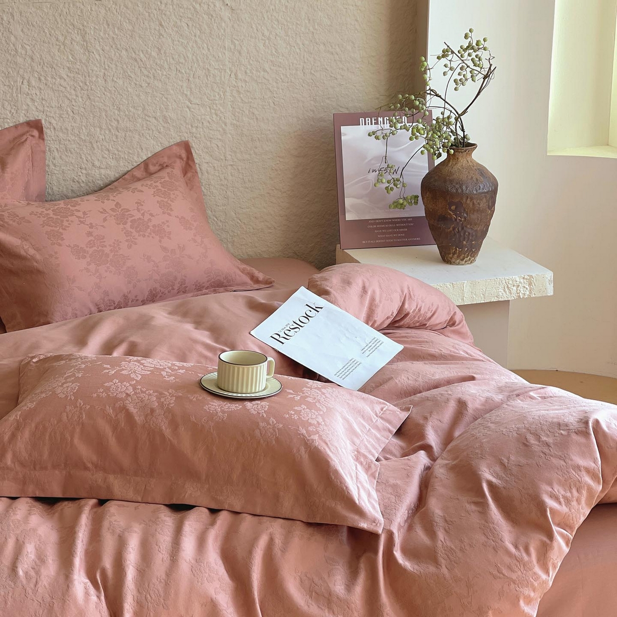 91家纺网 家纺一手货源 找家纺 麦田家纺 2026新款A类全棉亮面浮雕提花四件套 山野慕色-深豆沙