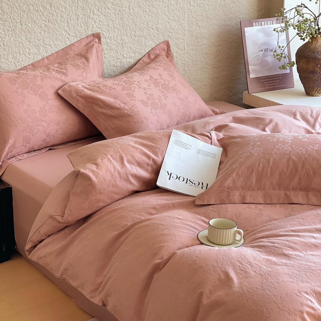 91家纺网 家纺一手货源 找家纺 麦田家纺 2026新款A类全棉亮面浮雕提花四件套 山野慕色-深豆沙