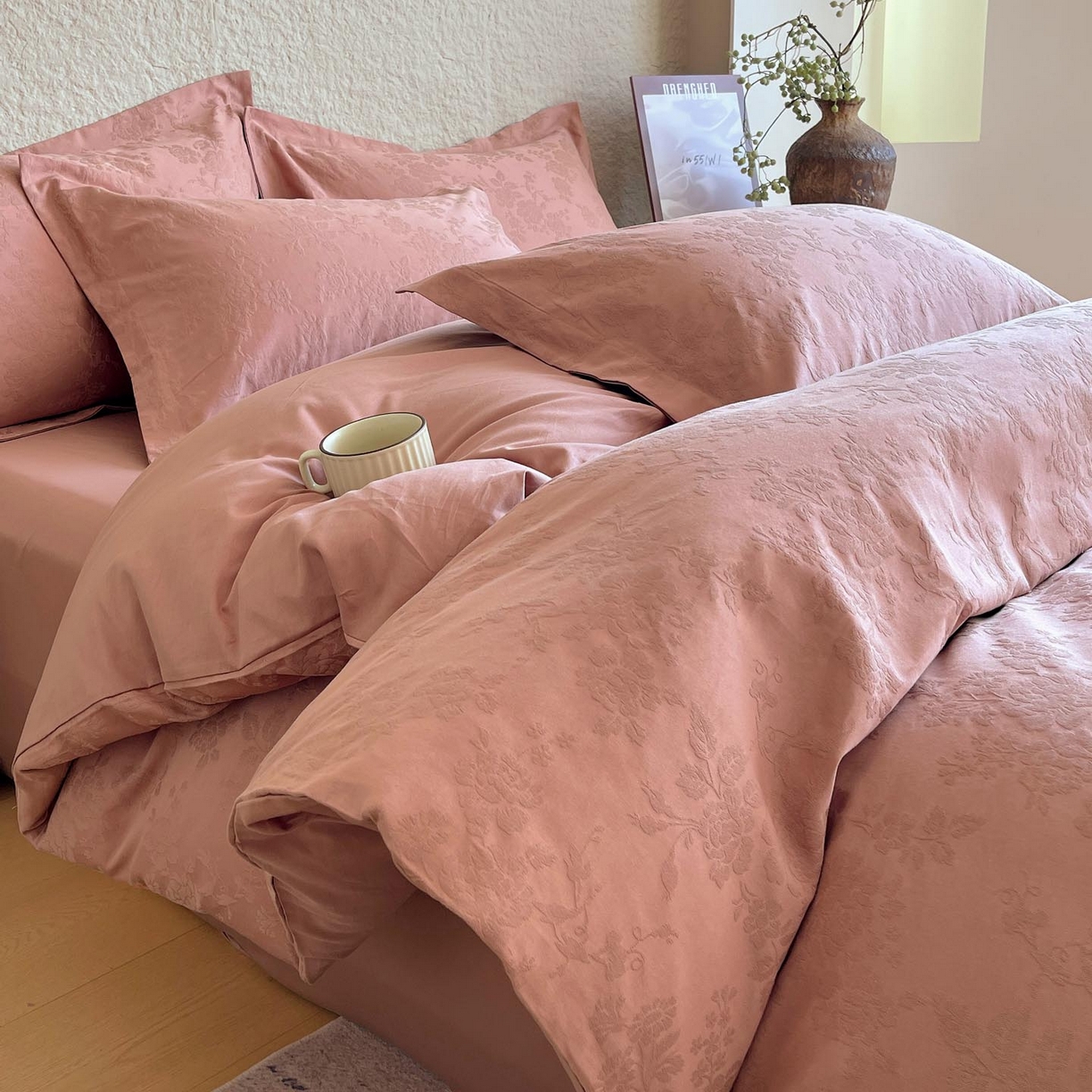 91家纺网 家纺一手货源 找家纺 麦田家纺 2026新款A类全棉亮面浮雕提花四件套 山野慕色-深豆沙