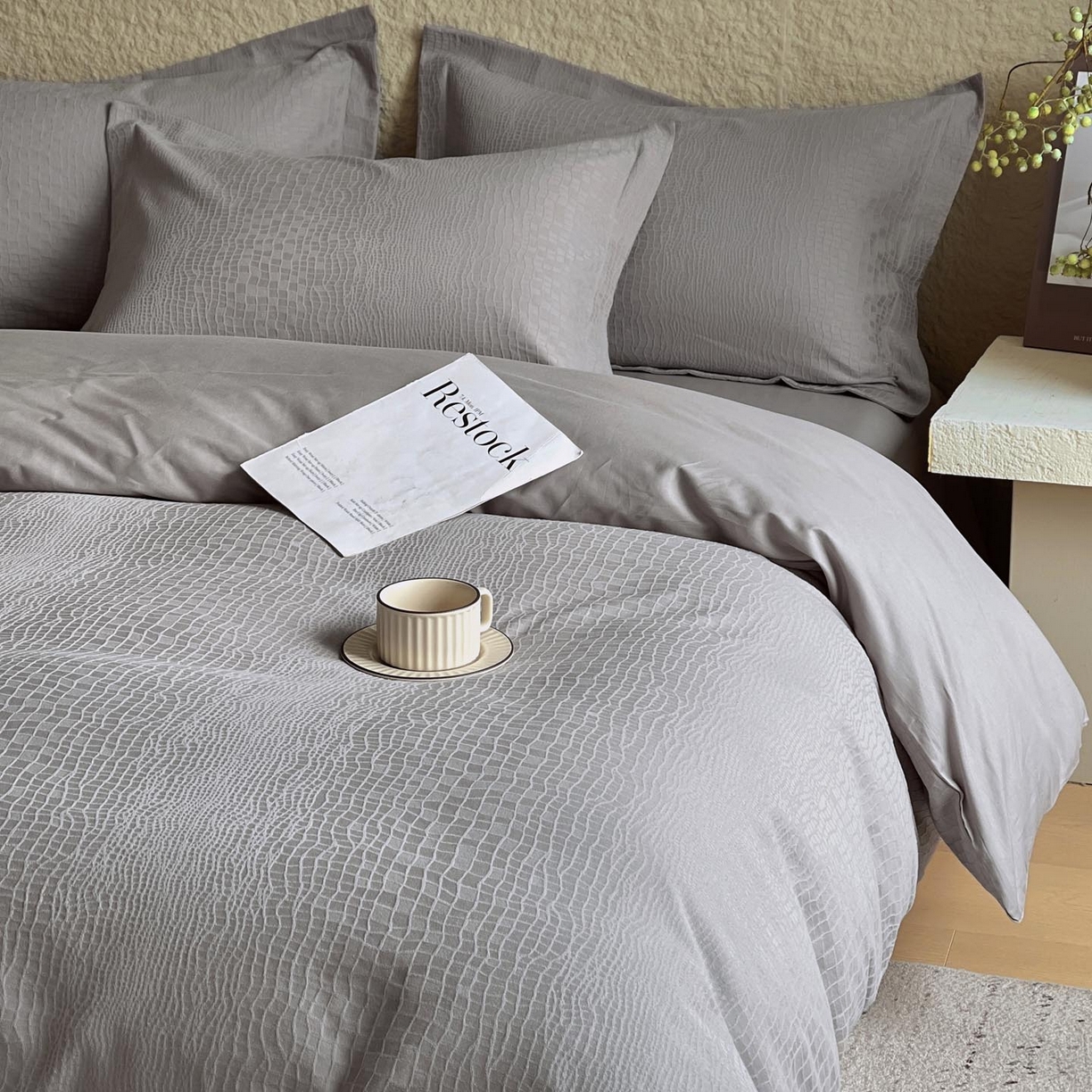 91家纺网 家纺一手货源 找家纺 麦田家纺 2026新款A类全棉亮面浮雕提花四件套 石烁-太空灰