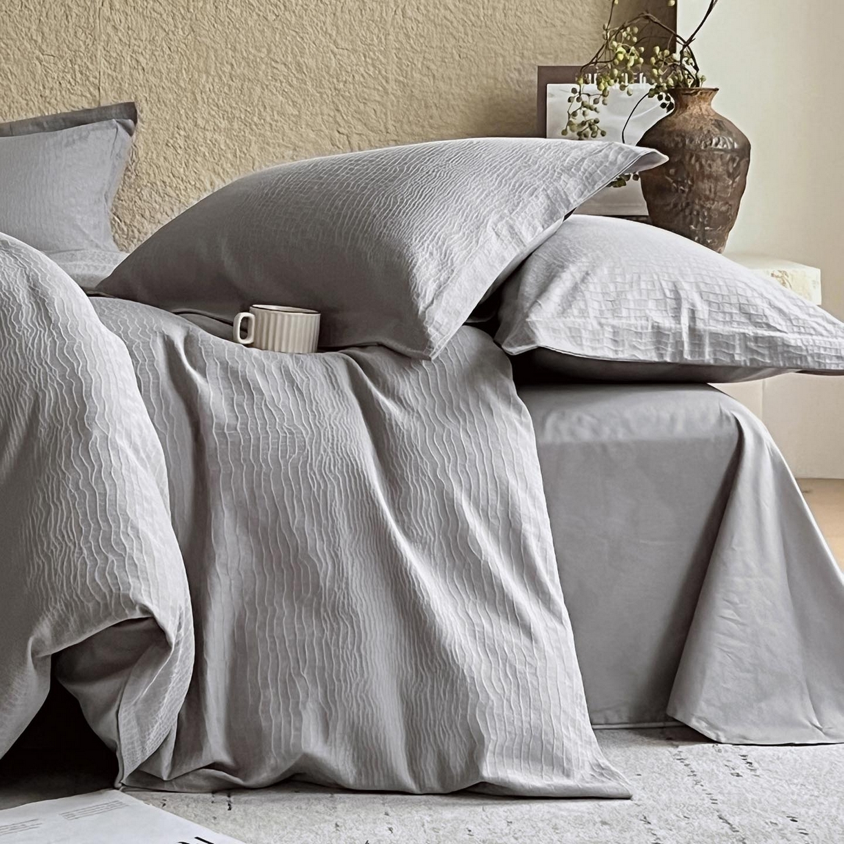 91家纺网 家纺一手货源 找家纺 麦田家纺 2026新款A类全棉亮面浮雕提花四件套 石烁-太空灰