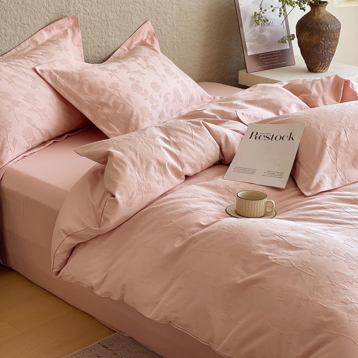 91家纺网 家纺一手货源 找家纺 麦田家纺 2026新款A类全棉亮面浮雕提花四件套 岁月留声-唯美粉