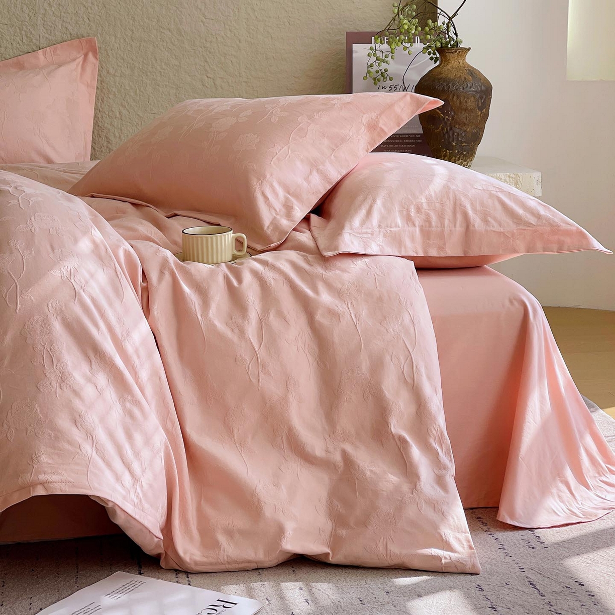 91家纺网 家纺一手货源 找家纺 麦田家纺 2026新款A类全棉亮面浮雕提花四件套 岁月留声-唯美粉