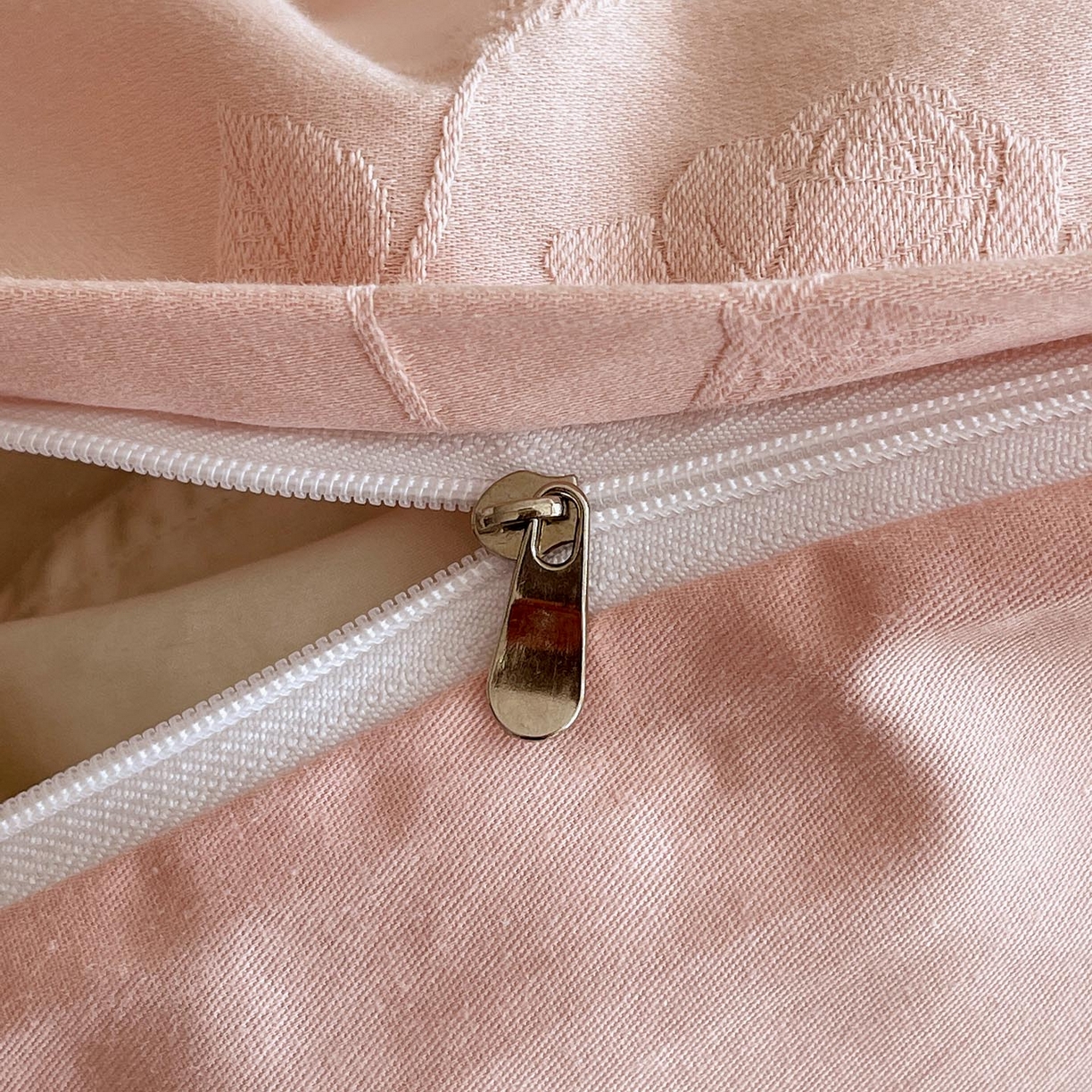 91家纺网 家纺一手货源 找家纺 麦田家纺 2026新款A类全棉亮面浮雕提花四件套 岁月留声-唯美粉