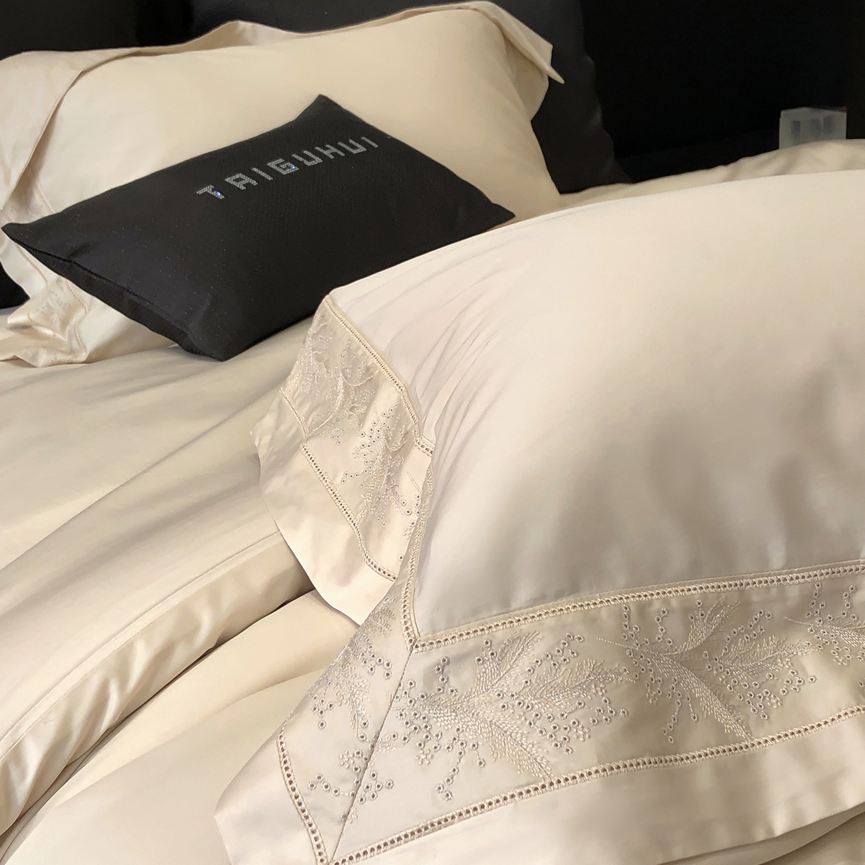 91家纺网 家纺一手货源 找家纺 太古汇家居 2026新款新疆长绒棉“仙本那”系列四件套 仙本那-奶油米（会员280/300），控价——券后标准388元