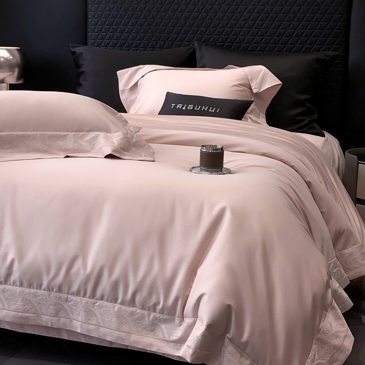 91家纺网 家纺一手货源 找家纺 太古汇家居 2026新款新疆长绒棉“仙本那”系列四件套 仙本那-香草粉（会员280/300），控价——券后标准388元