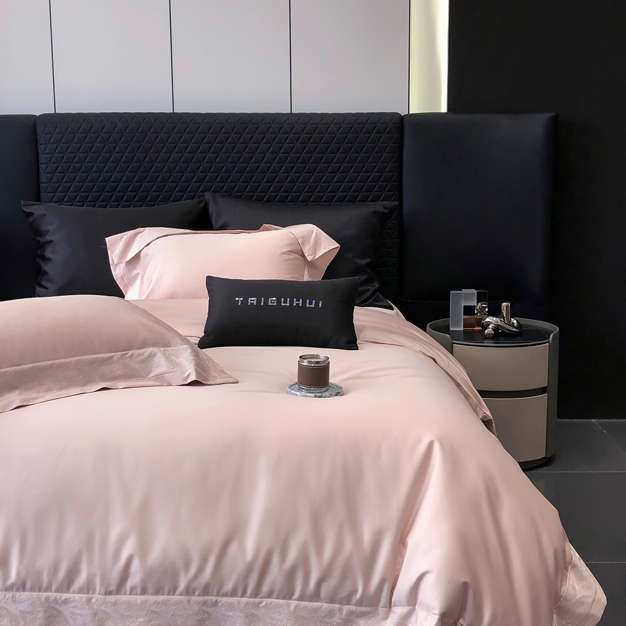 91家纺网 家纺一手货源 找家纺 太古汇家居 2026新款新疆长绒棉“仙本那”系列四件套 仙本那-香草粉（会员280/300），控价——券后标准388元