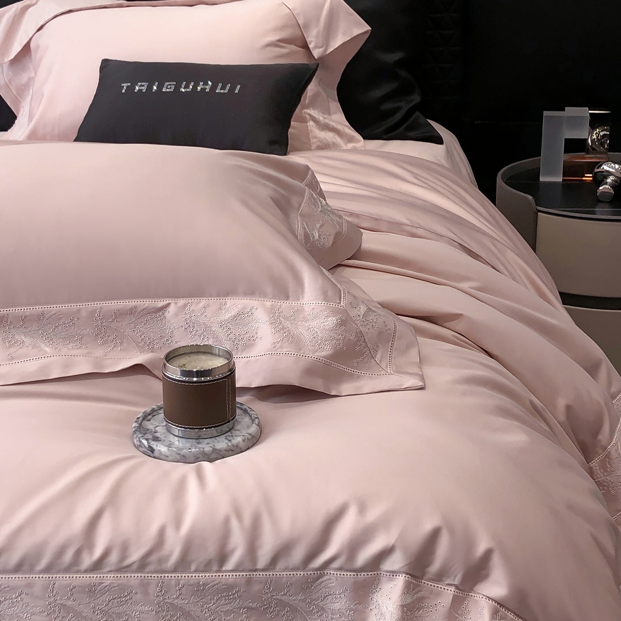 91家纺网 家纺一手货源 找家纺 太古汇家居 2026新款新疆长绒棉“仙本那”系列四件套 仙本那-香草粉（会员280/300），控价——券后标准388元