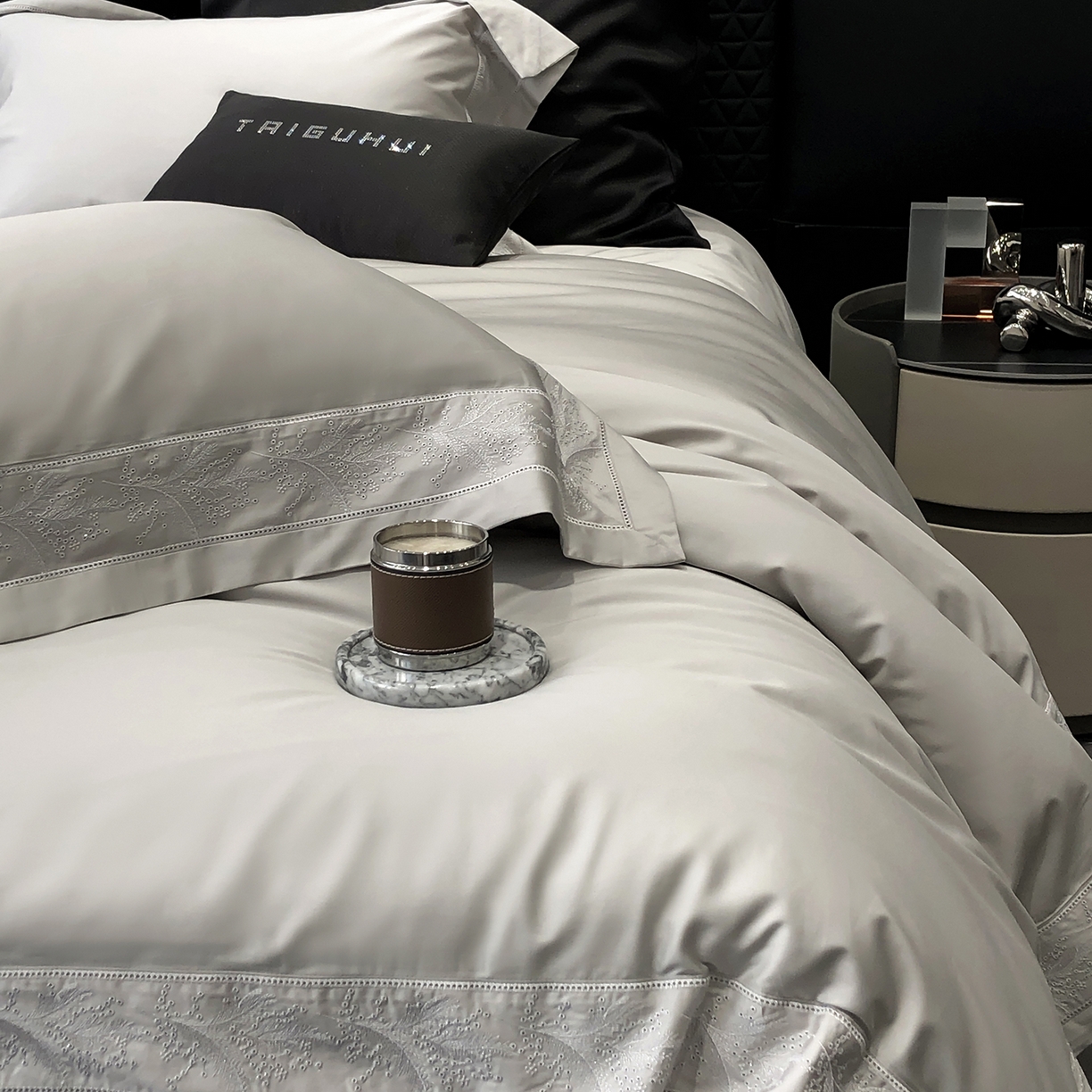 91家纺网 家纺一手货源 找家纺 太古汇家居 2026新款新疆长绒棉“仙本那”系列四件套 仙本那-太空灰（会员280/300），控价——券后标准388元