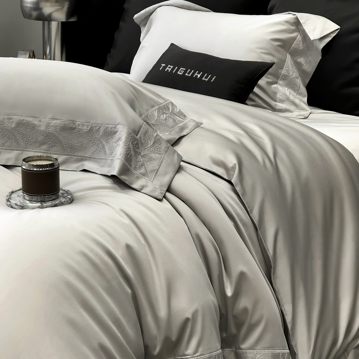 91家纺网 家纺一手货源 找家纺 太古汇家居 2026新款新疆长绒棉“仙本那”系列四件套 仙本那-太空灰（会员280/300），控价——券后标准388元