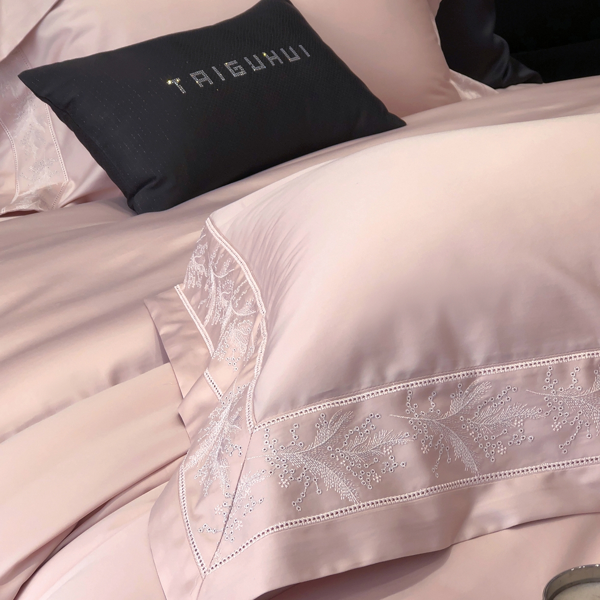 91家纺网 家纺一手货源 找家纺 太古汇家居 2026新款新疆长绒棉“仙本那”系列四件套 仙本那-香草粉（会员280/300），控价——券后标准388元