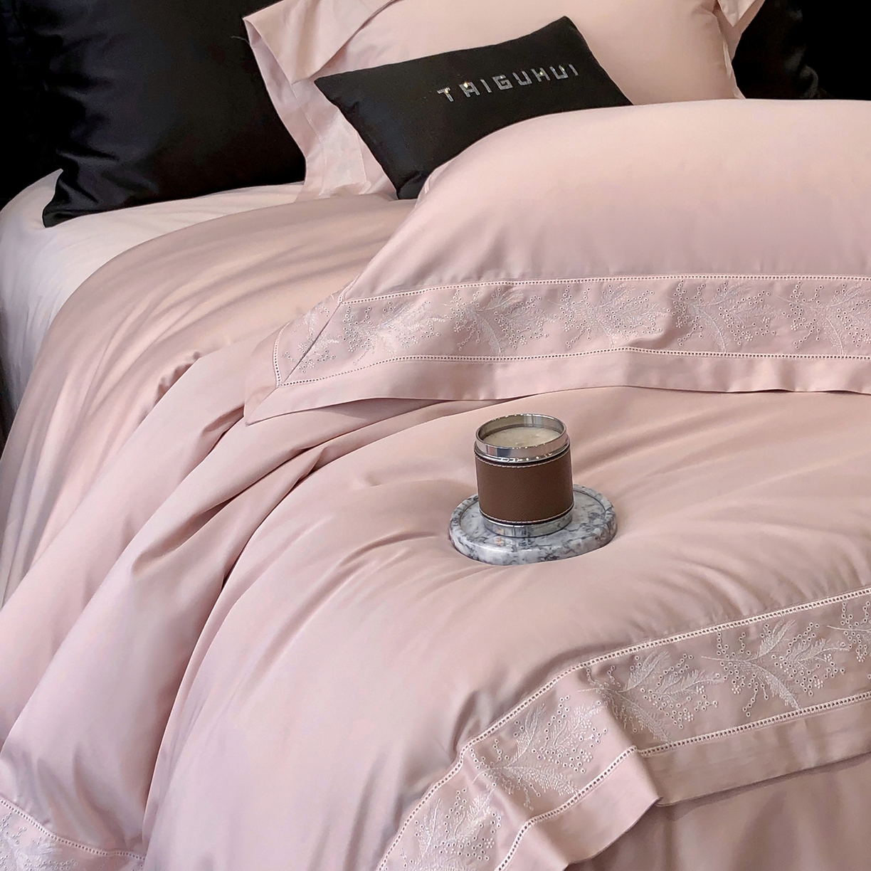 91家纺网 家纺一手货源 找家纺 太古汇家居 2026新款新疆长绒棉“仙本那”系列四件套 仙本那-香草粉（会员280/300），控价——券后标准388元