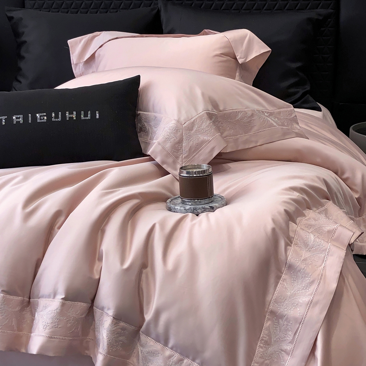 91家纺网 家纺一手货源 找家纺 太古汇家居 2026新款新疆长绒棉“仙本那”系列四件套 仙本那-香草粉（会员280/300），控价——券后标准388元