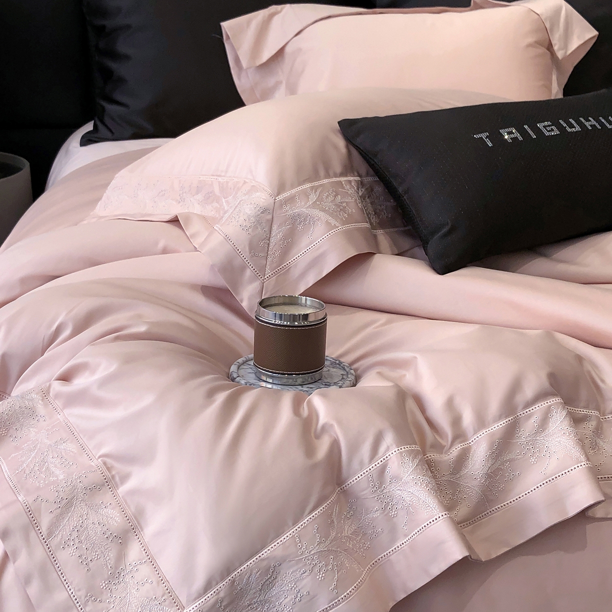 91家纺网 家纺一手货源 找家纺 太古汇家居 2026新款新疆长绒棉“仙本那”系列四件套 仙本那-香草粉（会员280/300），控价——券后标准388元