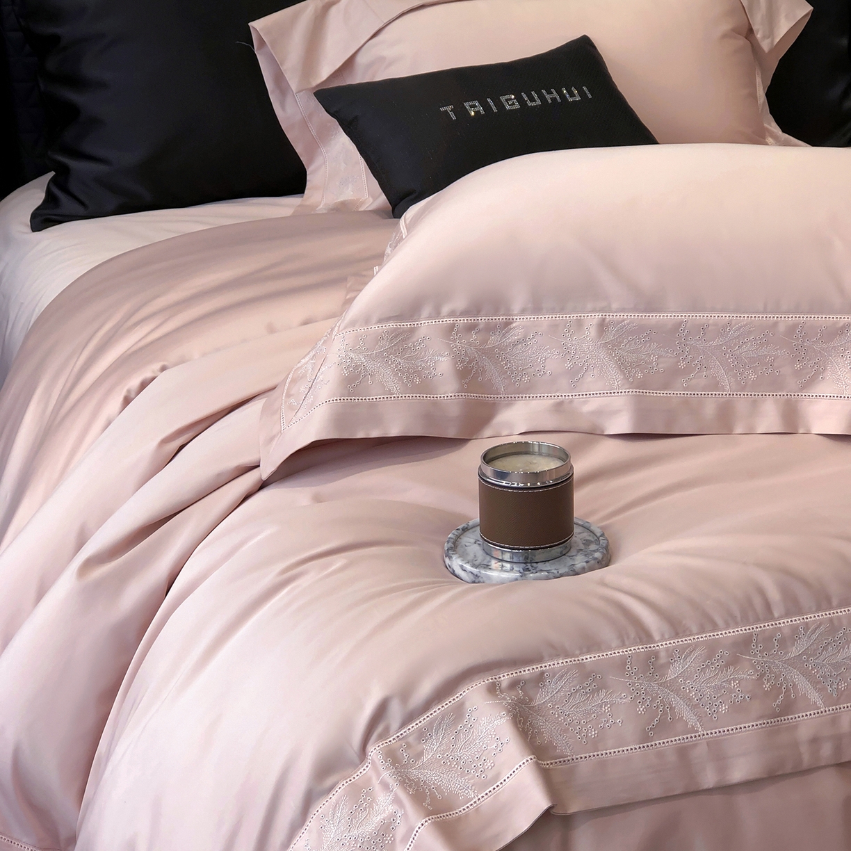 91家纺网 家纺一手货源 找家纺 太古汇家居 2026新款新疆长绒棉“仙本那”系列四件套 仙本那-香草粉（会员280/300），控价——券后标准388元