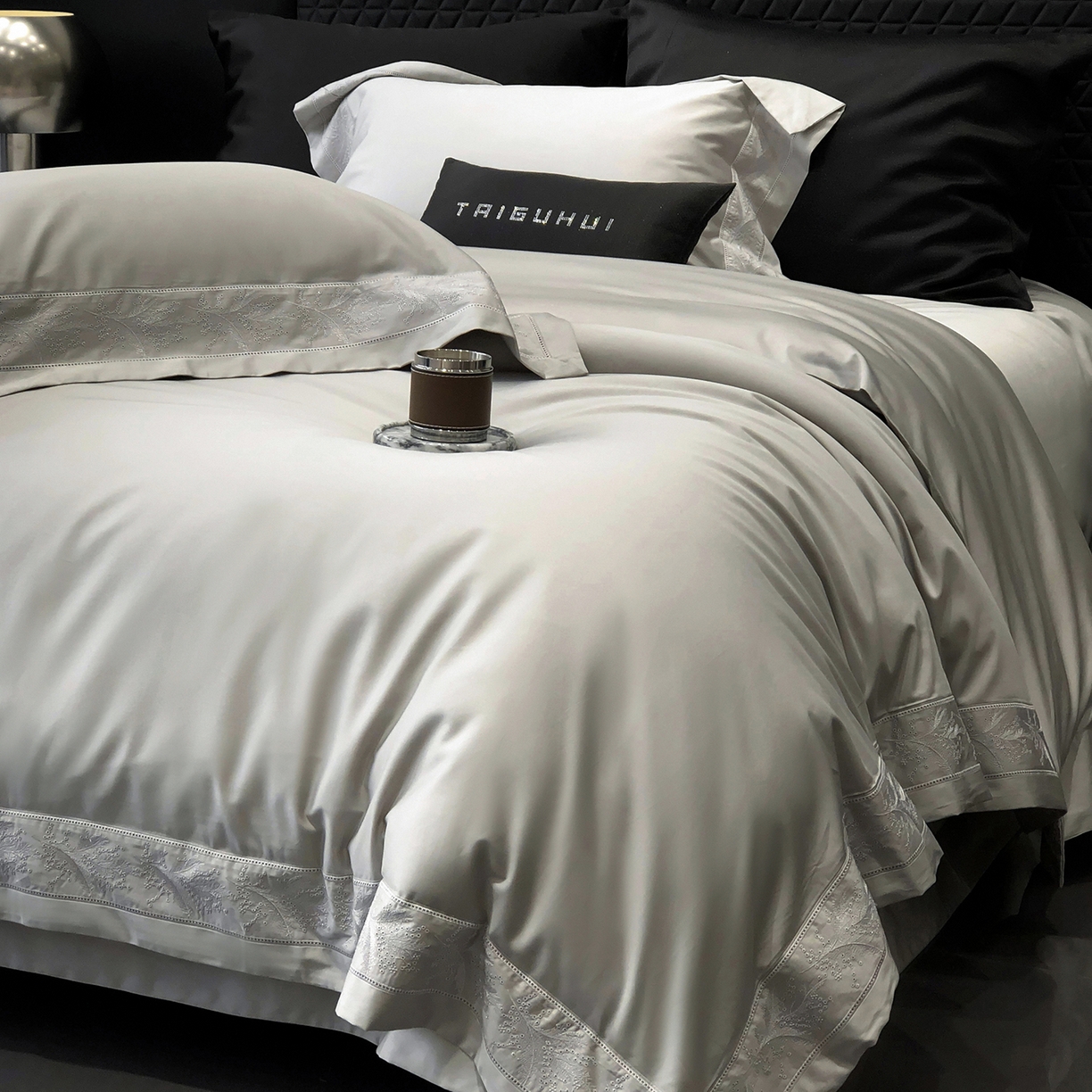 91家纺网 家纺一手货源 找家纺 太古汇家居 2026新款新疆长绒棉“仙本那”系列四件套 仙本那-太空灰（会员280/300），控价——券后标准388元