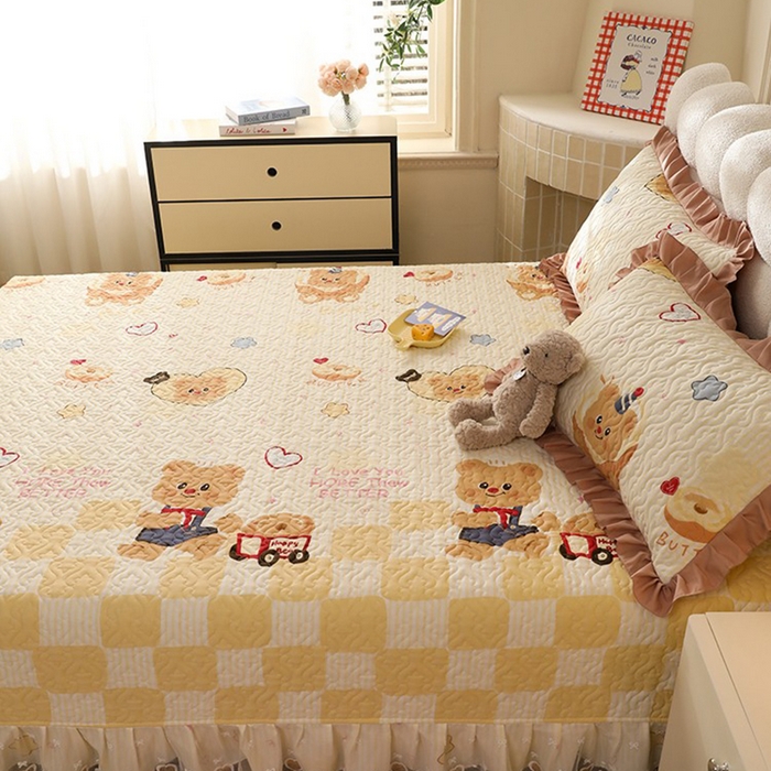 91家纺网 家纺一手货源 找家纺 美达家纺 2026新款A类全棉夹棉蕾丝花边榻榻米床垫大炕盖 黄油小熊