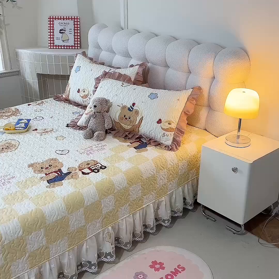 91家纺网 家纺一手货源 找家纺 美达家纺 2026新款A类全棉夹棉蕾丝花边榻榻米床垫大炕盖 黄油小熊