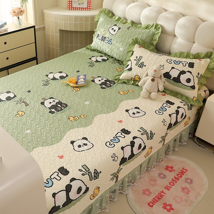 91家纺网 家纺一手货源 找家纺 美达家纺 2026新款A类全棉夹棉蕾丝花边榻榻米床垫大炕盖 熊猫戏水